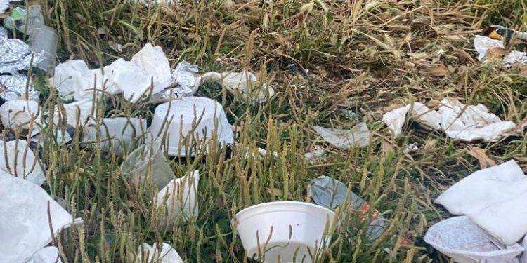 Cagliari, il Poetto abbandonato e sporco: le immagini della vergogna