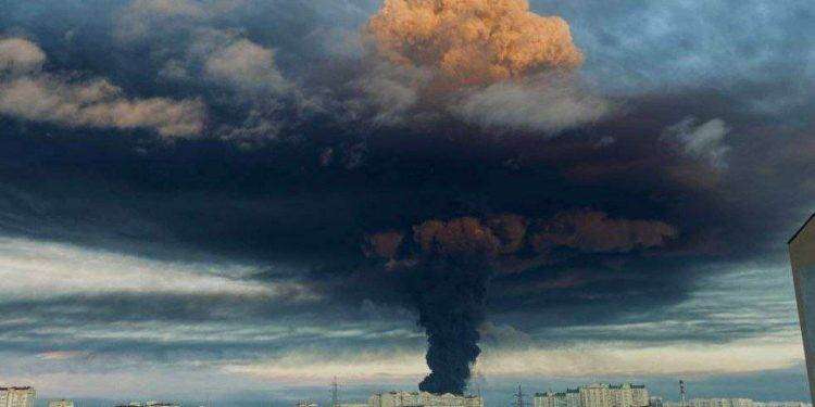 Attacco con un drone ucraino ha distrutto una raffineria di petrolio a Sebastopoli in Crimea