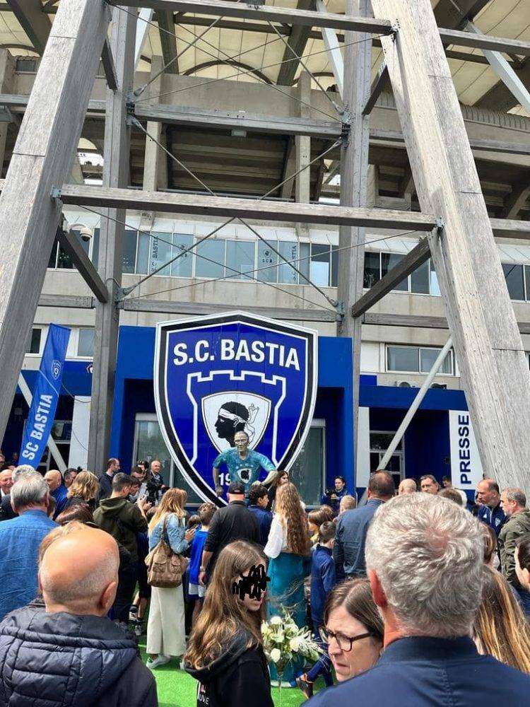 Claude Papi, autentica icona del Bastia e della Corsica: inaugurata statua allo stadio