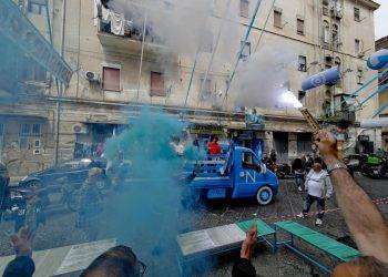 Migliaia di tifosi del Napoli a Napoli Centrale e Piazza Carlo III