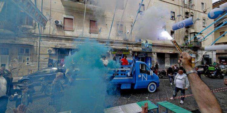 Migliaia di tifosi del Napoli a Napoli Centrale e Piazza Carlo III