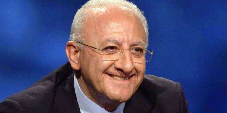 De Luca: “Elly Schlein paga 300 euro l’ora l’armocromista, cacchio? Per metà prezzo prometto di fare meglio”