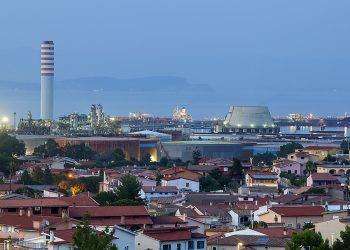 Fumo denso dalla Saras di Sarroch: decine di segnalazioni