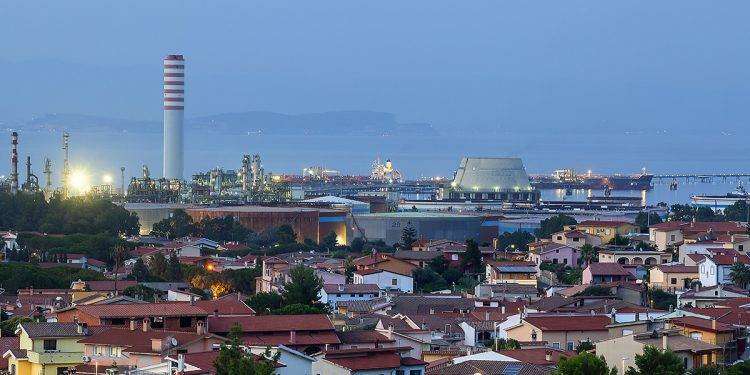 Fumo denso dalla Saras di Sarroch: decine di segnalazioni