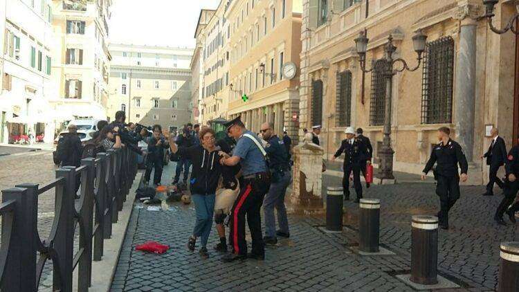 Ultima Generazione Roma, acqua e fango davanti al Senato: violento intervento delle forze dell’ordine