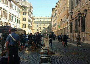 Ultima Generazione Roma, acqua e fango davanti al Senato: violento intervento delle forze dell’ordine