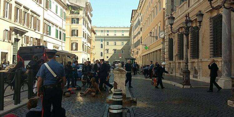 Ultima Generazione Roma, acqua e fango davanti al Senato: violento intervento delle forze dell’ordine