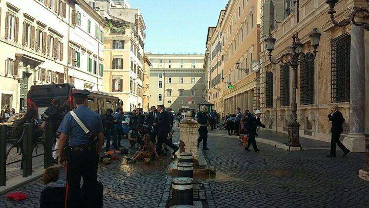 Ultima Generazione Roma, acqua e fango davanti al Senato: violento intervento delle forze dell’ordine