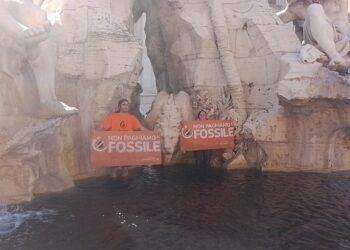 Ultima Generazione Roma, carbone vegetale nella fontana dei quattro fiumi: video e foto