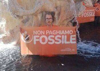 Ultima Generazione Roma, carbone vegetale nella fontana dei quattro fiumi: video e foto