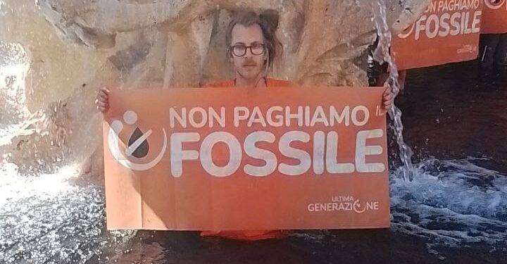 Ultima Generazione Roma, carbone vegetale nella fontana dei quattro fiumi: video e foto