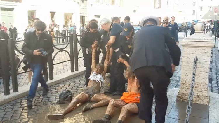 Ultima Generazione Roma, acqua e fango davanti al Senato: violento intervento delle forze dell’ordine