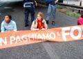 Ultima Generazione Roma, appesi a un ponte sulla tangenziale per chiedere lo stop ai sussidi al fossile