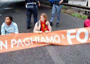 Ultima Generazione Roma, appesi a un ponte sulla tangenziale per chiedere lo stop ai sussidi al fossile