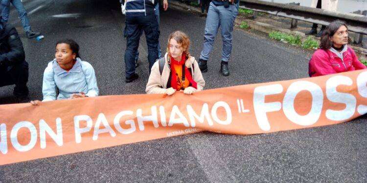 Ultima Generazione Roma, appesi a un ponte sulla tangenziale per chiedere lo stop ai sussidi al fossile