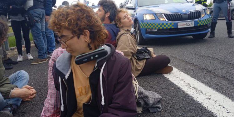 Ultima Generazione blocca il traffico in direzione aeroporto Fiumicino