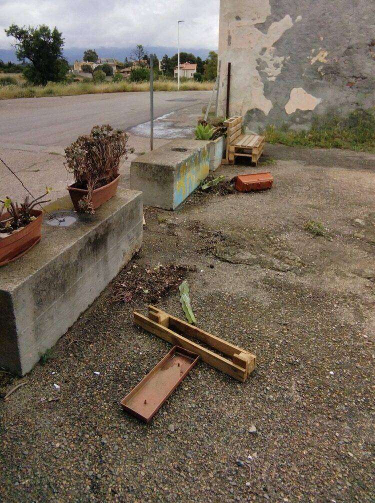 Quartu, denuncia del Comitato Margine Rosso: “Distrutte le fioriere e spazzatura buttata in strada”