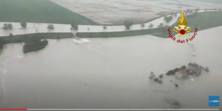 Maltempo Emilia Romagna, allagamenti visti dall’elicottero dei Vigili del Fuoco