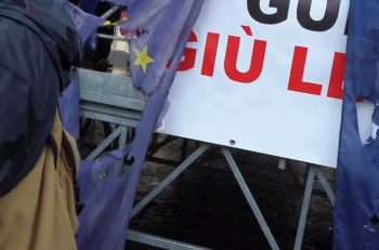 Torino, migliaia in piazza per il 1° Maggio: bruciato le bandiere di Usa, Ue e Nato