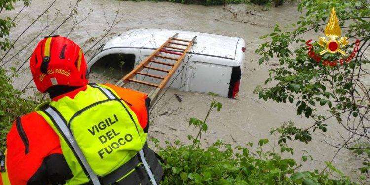 Maltempo, soccorso uomo bloccato nelle acque del torrente Quaresimi (RE)