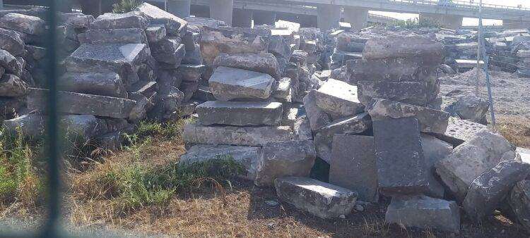 Il basolato di via Roma accatastato in viale San Paolo, nessun numero identificativo e alcuni basoli spaccati