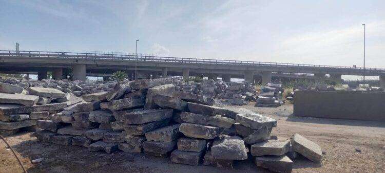 Il basolato di via Roma accatastato in viale San Paolo, nessun numero identificativo e alcuni basoli spaccati