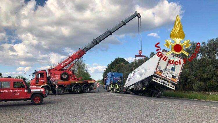 Abbasanta, semirimorchio si sgancia dal tir: traffico bloccato sulla 131