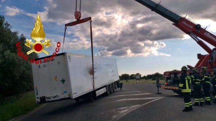 Abbasanta, semirimorchio si sgancia dal tir: traffico bloccato sulla 131