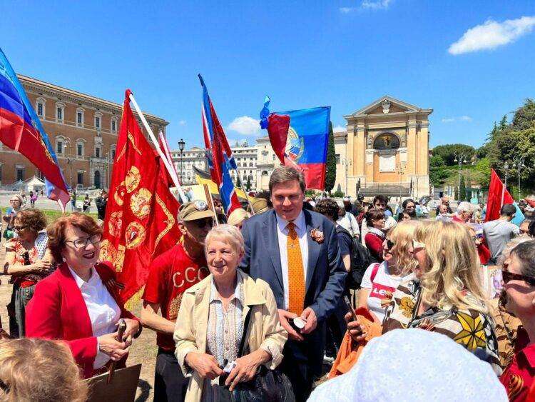 Roma, in piazza russi, ucraini e italiani per ricordare il 78° anniversario della Vittoria nella Grande Guerra Patriottica
