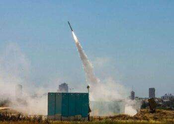 Israele uccide oltre 20 giovani palestinesi, reazione da Gaza: lanciati 100 razzi in un’ora