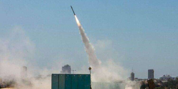 Israele uccide oltre 20 giovani palestinesi, reazione da Gaza: lanciati 100 razzi in un’ora