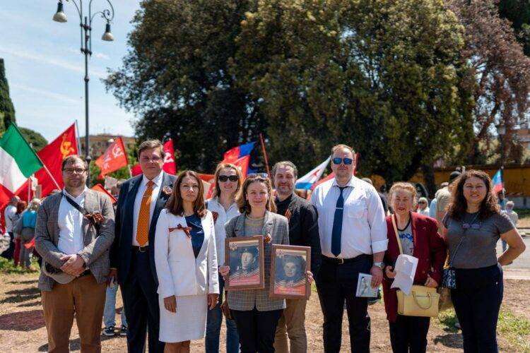 Roma, in piazza russi, ucraini e italiani per ricordare il 78° anniversario della Vittoria nella Grande Guerra Patriottica