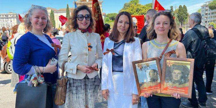 Roma, in piazza russi, ucraini e italiani per ricordare il 78° anniversario della Vittoria nella Grande Guerra Patriottica