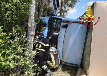 Scontro tra due furgoni: i conducenti estratti dai Vigili del Fuoco