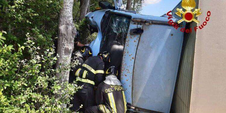 Scontro tra due furgoni: i conducenti estratti dai Vigili del Fuoco