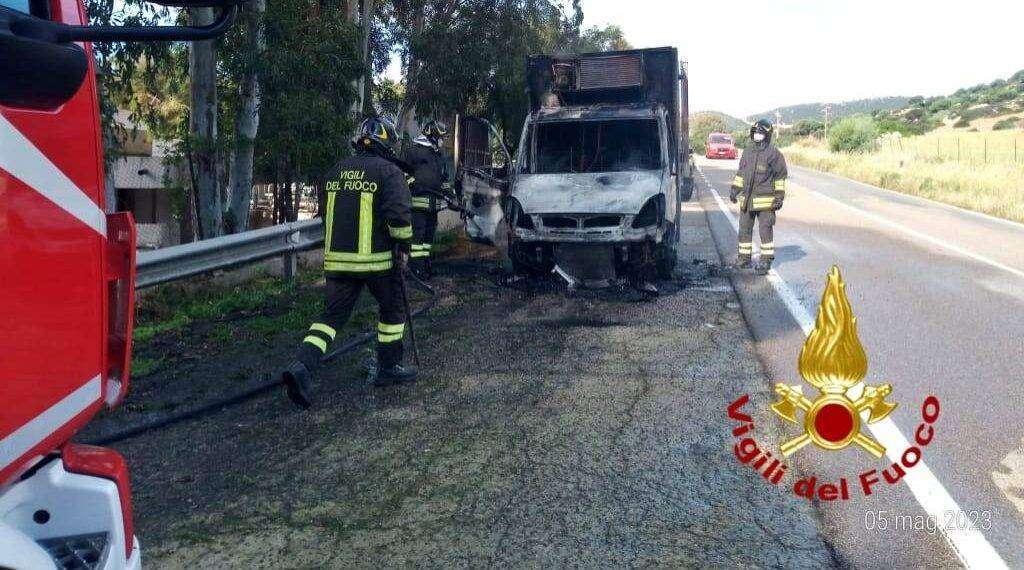 Paura a Villasimius, furgone prende fuoco sulla Sp 17