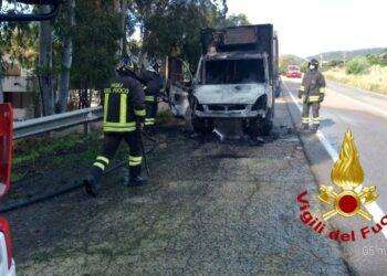 Paura a Villasimius, furgone prende fuoco sulla Sp 17