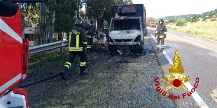 Paura a Villasimius, furgone prende fuoco sulla Sp 17