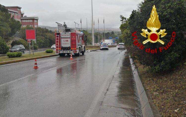 Sassari, finisce contro un palo e lo abbatte: intervento dei Vigili del Fuoco