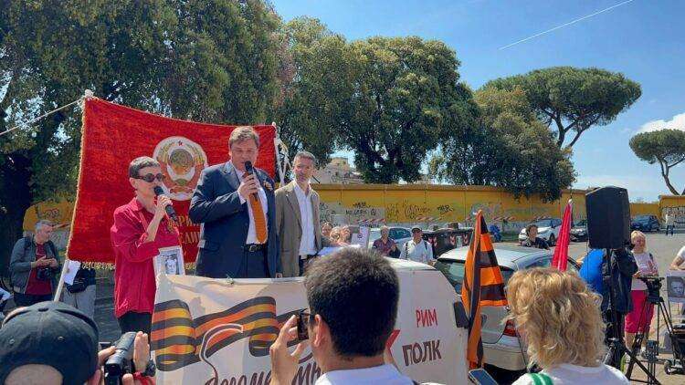 Roma, in piazza russi, ucraini e italiani per ricordare il 78° anniversario della Vittoria nella Grande Guerra Patriottica