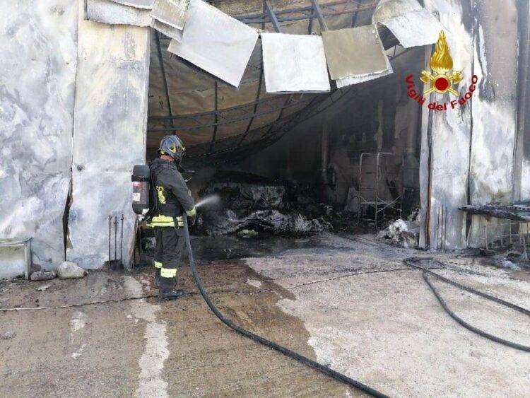 Quartu, incendio devasta il capannone di un’azienda: Intervento dei Vigili del Fuoco