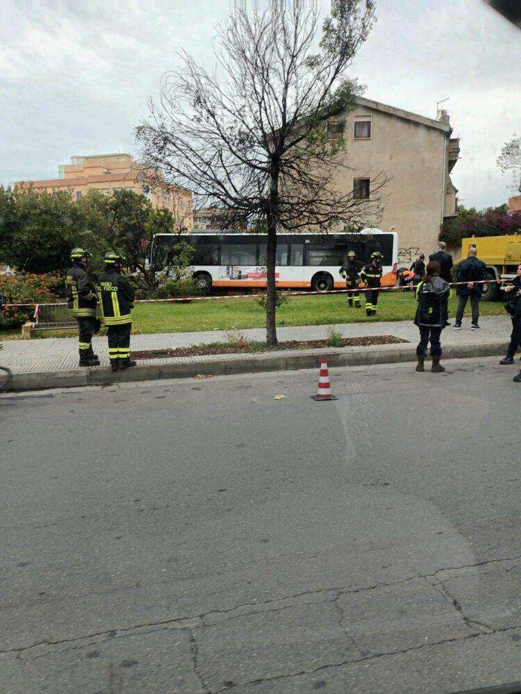 Terrore in centro a Quartu, malore per autista del Ctm: il bus travolge tutto