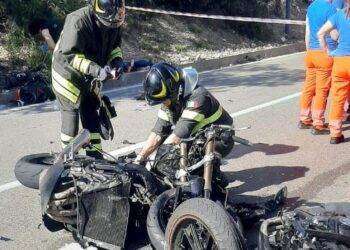 Tragedia a Cala Gonone, motociclista di Dorgali morto dopo un sorpasso: c’è anche un ferito gravissimo
