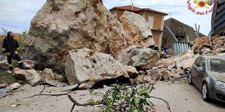 Maltempo in Sicilia, frana a San Fratello (ME), Vigili del Fuoco al lavoro