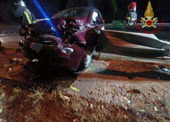 Sassari, finisce la corsa sul guard rail: estratto dall’ auto in gravi condizioni
