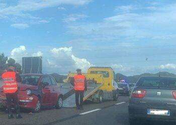 Incidente sulla SS 131 tra Sanluri e Serrenti: auto contro il guard rail, traffico in tilt