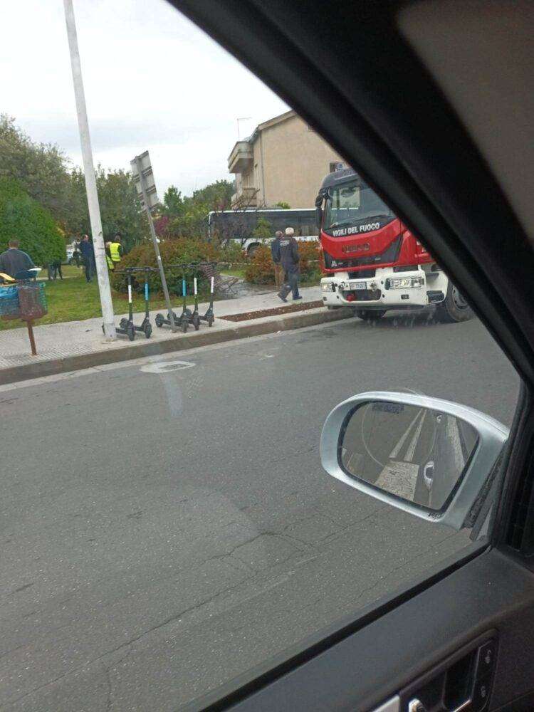 Terrore in centro a Quartu, malore per autista del Ctm: il bus travolge tutto