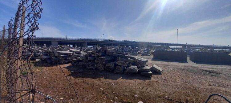 Il basolato di via Roma accatastato in viale San Paolo, nessun numero identificativo e alcuni basoli spaccati