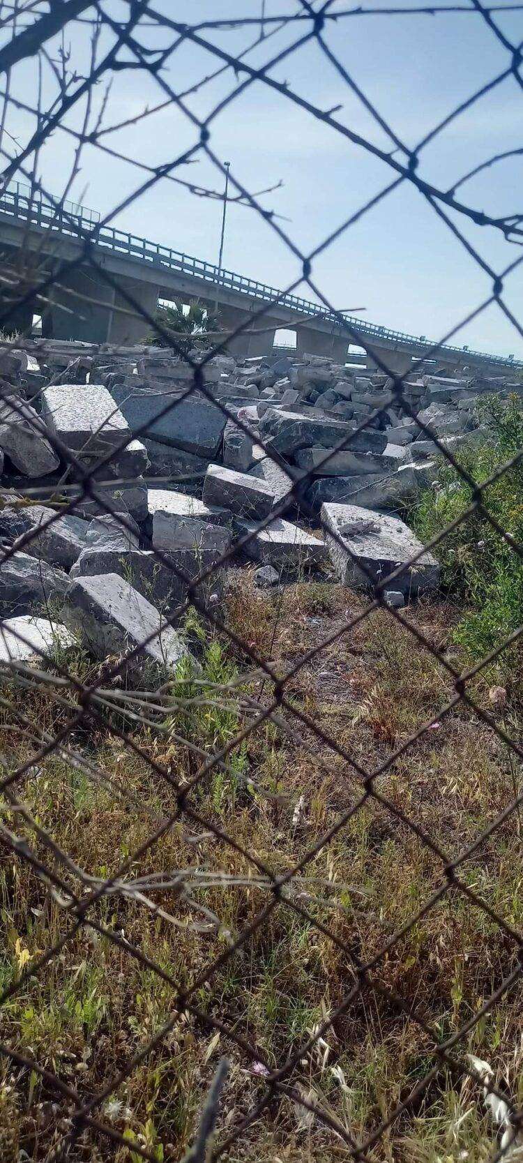 Il basolato di via Roma accatastato in viale San Paolo, nessun numero identificativo e alcuni basoli spaccati