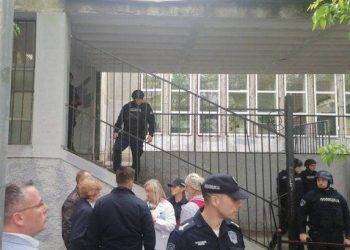 Belgrado (Serbia), entra in una scuola e spara all’impazzata: 9 morti